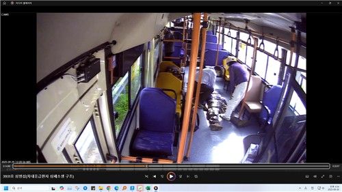 심병섭 기사가 버스 내부에서 심폐소생술을 실시하는 모습