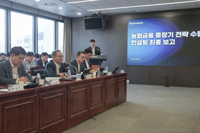 이찬우 NH농협금융지주 회장(왼쪽에서 두번째)이 지난달 29일 '농협금융 중장기 전략수립' 컨설팅 최종 보고회에서 발언하고 있다. [농협금융 제공]