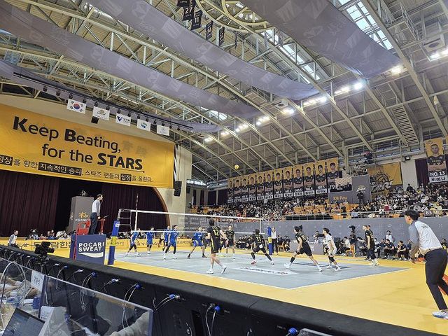 대학 체육관에서 프로배구 경기 치르는 선수들