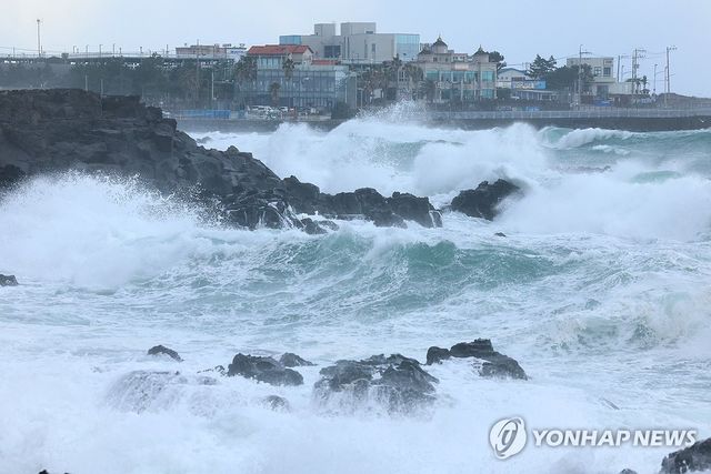 거센 파도 치는 제주[연합뉴스 자료사진]