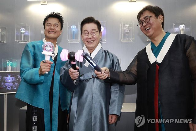 응원봉 든 이재명 대통령