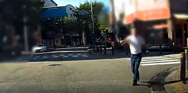 도움 요청하는 피해자