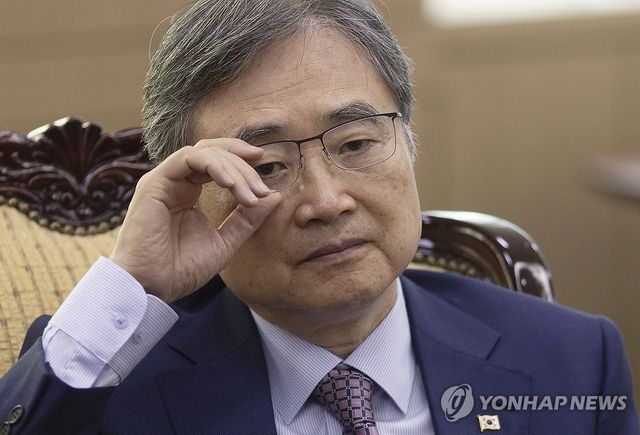 인터뷰하는 조현 장관