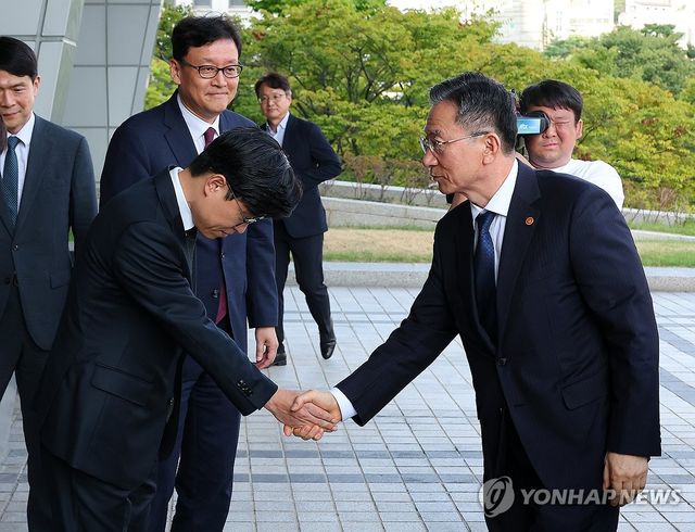 부산지검장과 인사하는 법무부 장관