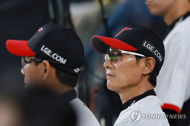 경기 지켜보는 염경엽 감독