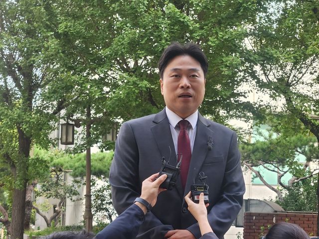 취재진과 인터뷰하는 이종배 서울시의원