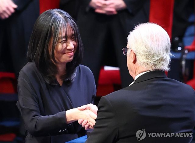 작년 노벨문학상 수상자 한강 작가