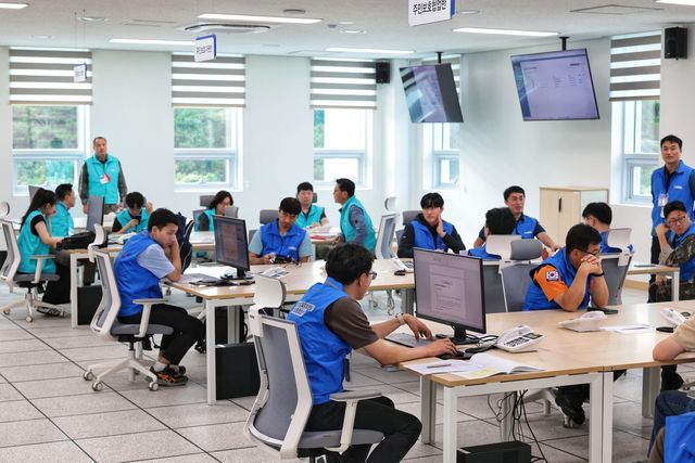 한울 광역방사능방재지휘센터에 훈련 수행하는 대응요원들