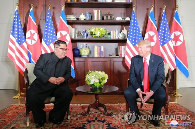 지난 2018년 6월 12일 싱가포르에서 열린 북미정상회담. 2018.9.25 [조선중앙통신=연합뉴스 자료사진] [국내에서만 사용가능. 재배포 금지. For Use Only in the Republic of Korea. No Redistribution] photo@yna.co.kr