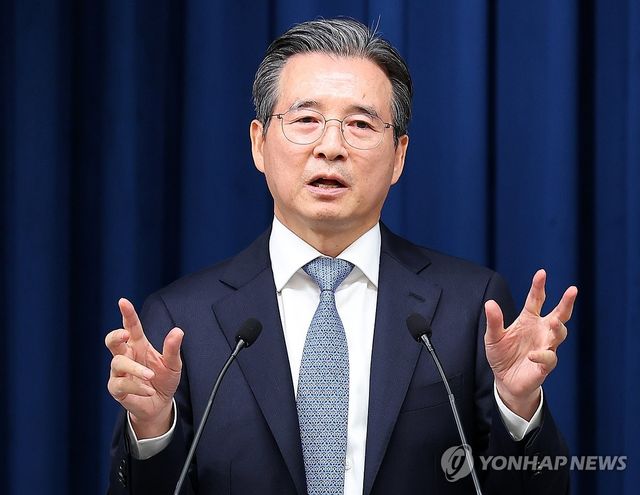 브리핑하는 김용범 정책실장