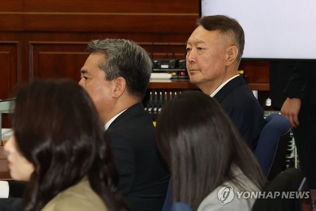 윤석열, '특검기소' 첫 재판 출석