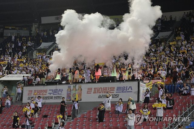 환호하는 LG 팬들