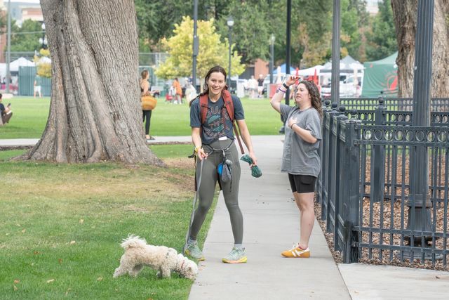 반려견과 함께 다운타운 파머스 마켓을 찾은 시민들 [사진/성연재 기자] 