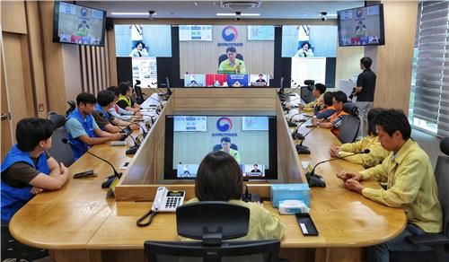 훈련 마무리하는 요원들