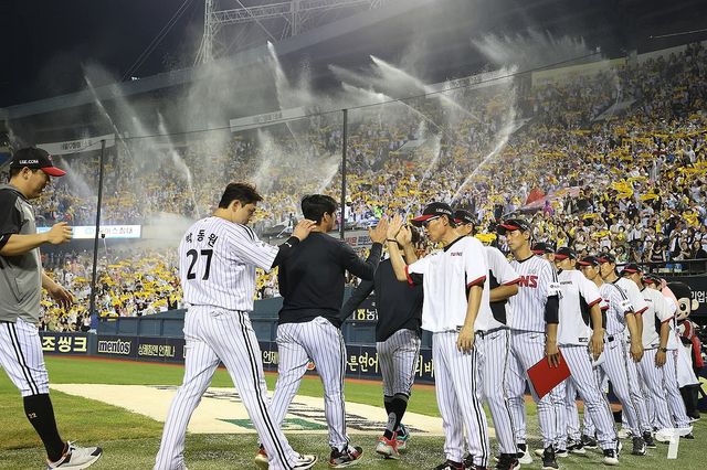 승리 후 기뻐하는 LG 선수단.