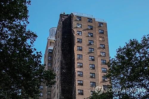 구조물 일부가 붕괴된 뉴욕시 브롱크스 아파트 