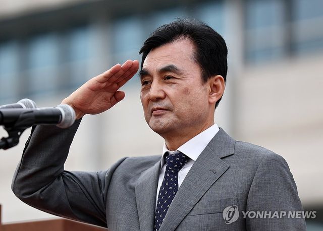 경례하는 안규백 국방부 장관