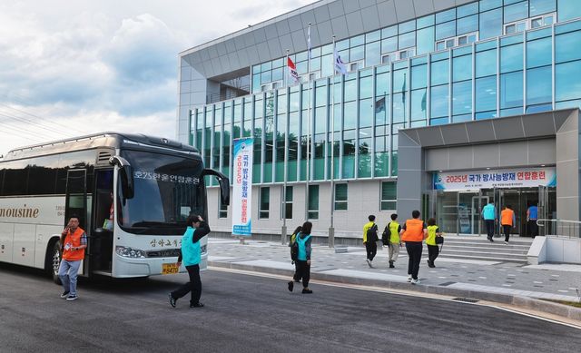 현장지휘센터 이전하는 대응요원들