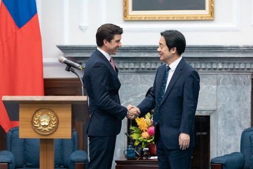 루크 린드버그 미 농무부 차관과 라이칭더 대만 총통(왼쪽부터)