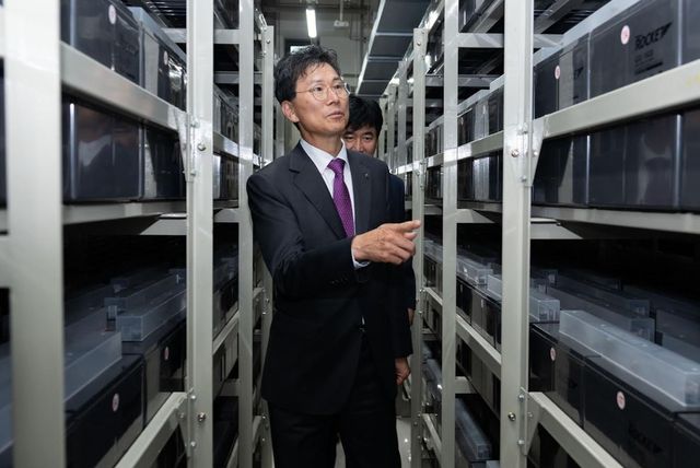 강태영 NH농협은행장이 지난달 30일 경기 의왕 통합IT센터를 방문해 설비를 점검하고 있다. [농협은행 제공]