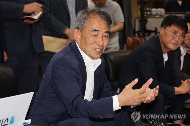 기자간담회하는 윤준병 의원