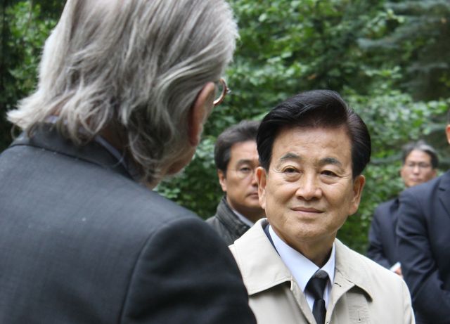 정동영 통일부 장관이 1일(현지시간) 독일 베를린에 있는 빌리 브란트 전 서독 총리의 묘소에서 브란트 전 총리의 아들 페터 브란트와 대화하고 있다. [촬영 김계연]