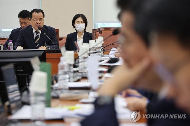 질의에 답하는 위철환 후보자