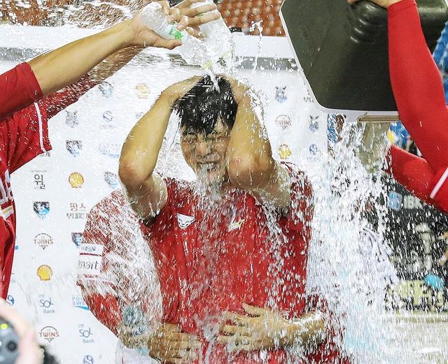 개인 통산 2천 탈삼진 축하받는 김광현