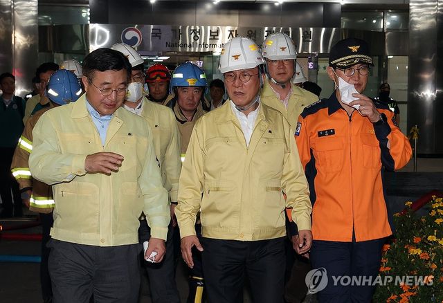 국가정보자원관리원 화재현장 살펴보는 김민석 총리