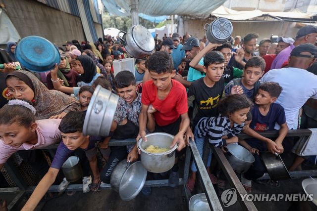 식량배급을 기다리는 가자지구의 팔레스타인 어린이들