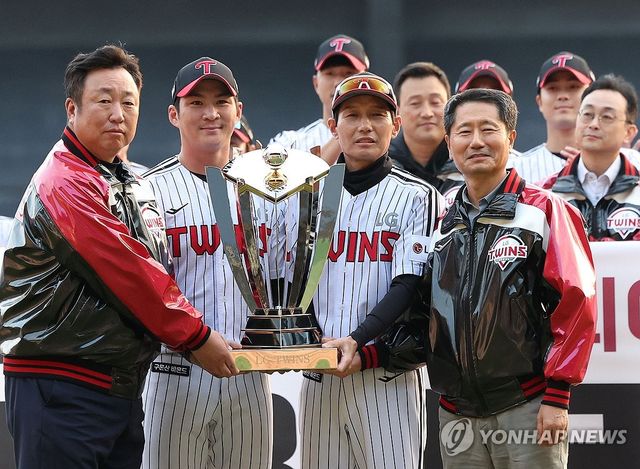 '함께 들어올린 트로피'