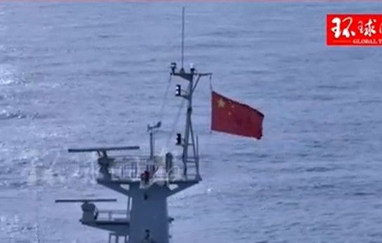 남중국해 스카버러 암초(중국명 황옌다오·黃岩島) 해상의 다하오함에 걸린 오성홍기