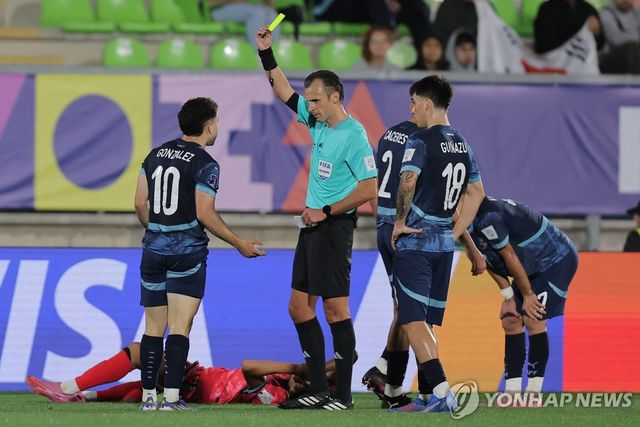 이르판 펠리토 주심에게서 옐로카드 받는 엔소 곤살레스. 이 카드는 추후 퇴장으로 변경.