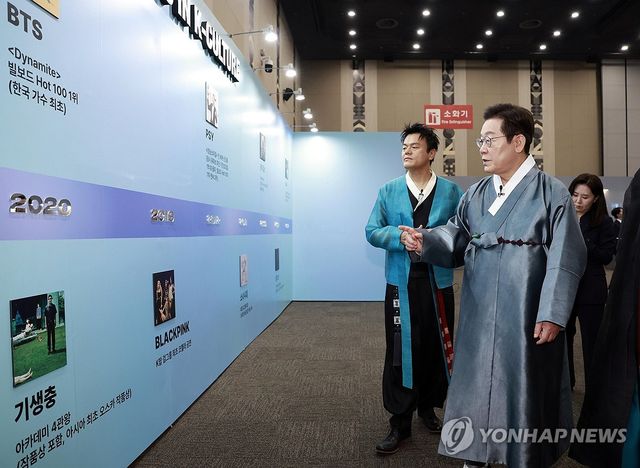 K컬처 체험존 관람하는 이재명 대통령과 박진영 공동위원장