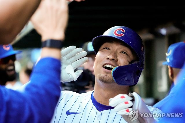 동점 솔로포를 때리고 환호하는 컵스 스즈키 세이야