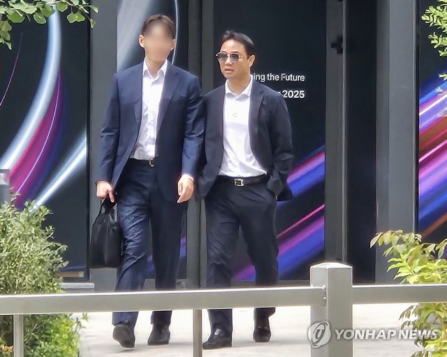 특검 사무실 나서는 김건희 오빠