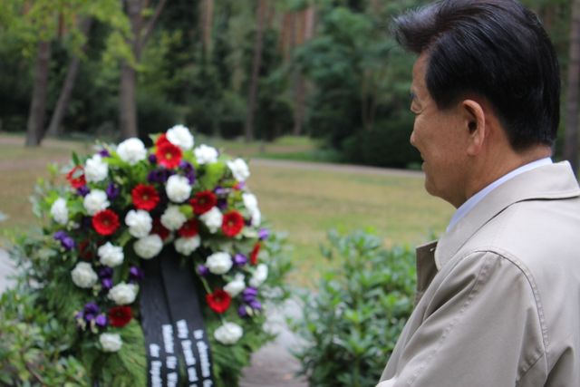 정동영 통일부 장관이 1일(현지시간) 독일 베를린에 있는 빌리 브란트 전 서독 총리의 묘소에 참배하고 있다. [촬영 김계연]