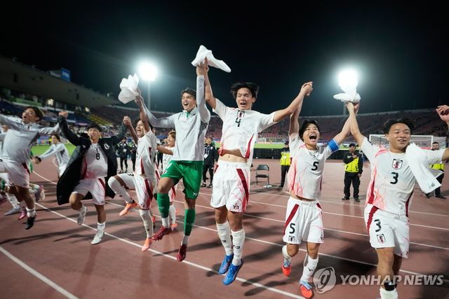 칠레 꺾고 기뻐하는 일본 선수들