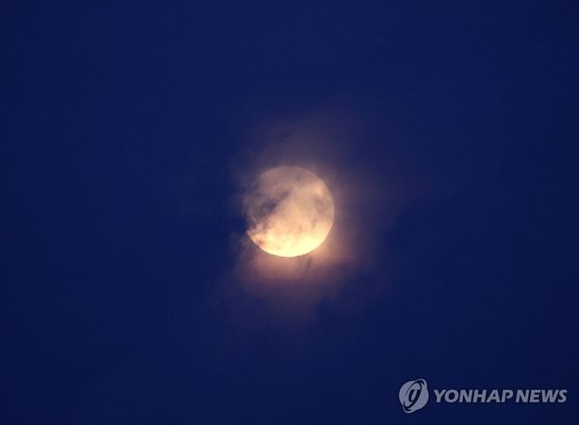 구름 사이 뜬 보름달