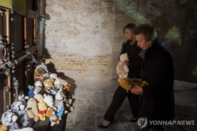 전쟁 희생 어린이들 추모하는 앤 공주