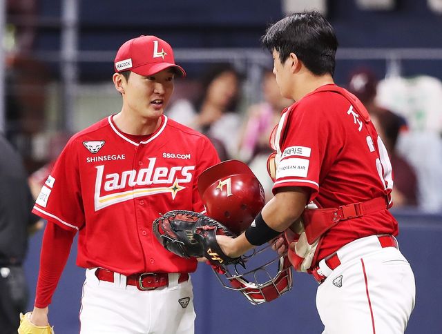 SSG 김건우(왼쪽)와 조형우