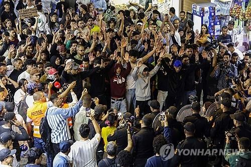 보건·교육 개혁을 촉구하며 모로코 수도 라바트에서 시위중인 청년들 