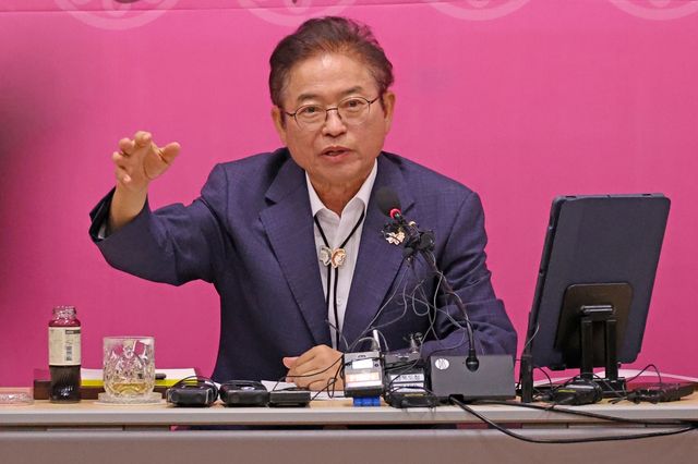 브리핑하는 이철우 경북도지사