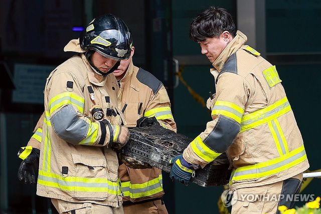 국정자원서 불에 탄 배터리 옮기는 소방대원