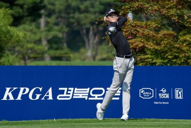 티샷 날리는 박준홍