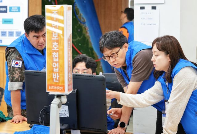 KINS 울진방사능방재센터에서 대응 논의하는 대응요원들