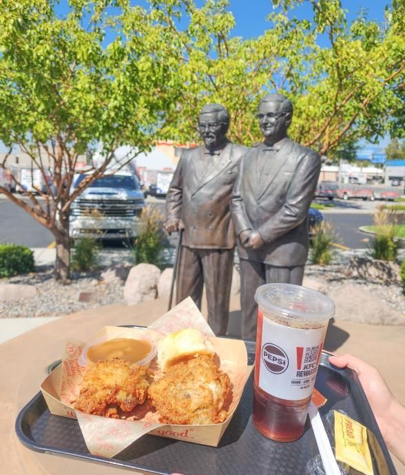 KFC 1호점의 샌더스 대령 동상(왼쪽)과 KFC 메뉴 [사진/성연재 기자] 