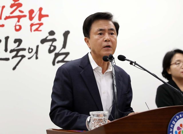 브리핑하는 김태흠 충남지사