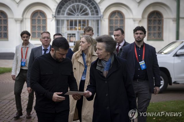 볼로디미르 젤렌스키 우크라이나 대통령에게 서한을 전달하는 앤 공주