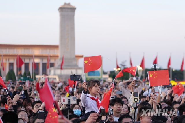 톈안먼광장에서 국경절 국기 게양식 지켜보는 중국인들